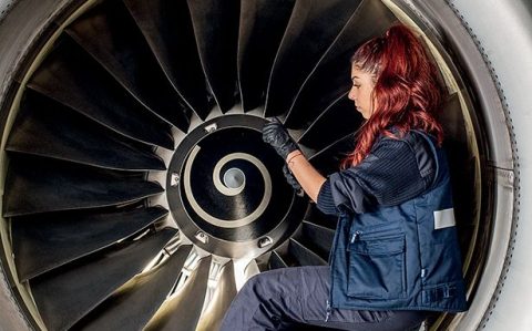 Καταρρίπτοντας τα στερεότυπα_ Οι γυναίκες στη συντήρηση αεροσκαφών της Aegean _ LiFO